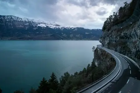 Diaľničná sieť Švajčiarska: moderné cesty, plynulá doprava